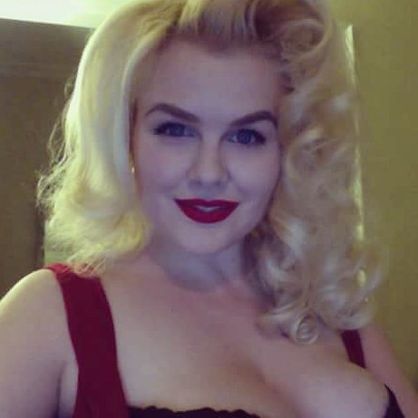 Lilli Luxe taking a selfie