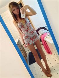 Danni Meow taking a selfie