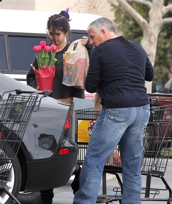 Selena Gomez shopping in Encino on January 14, 2012