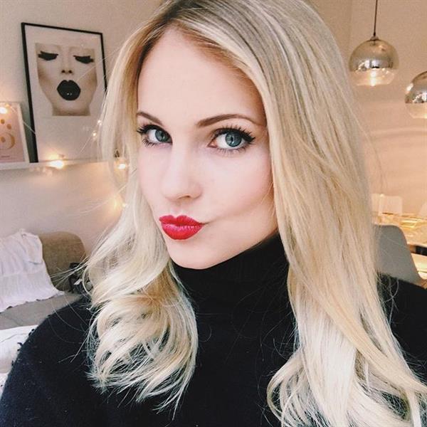 Emilie Voe Nereng taking a selfie