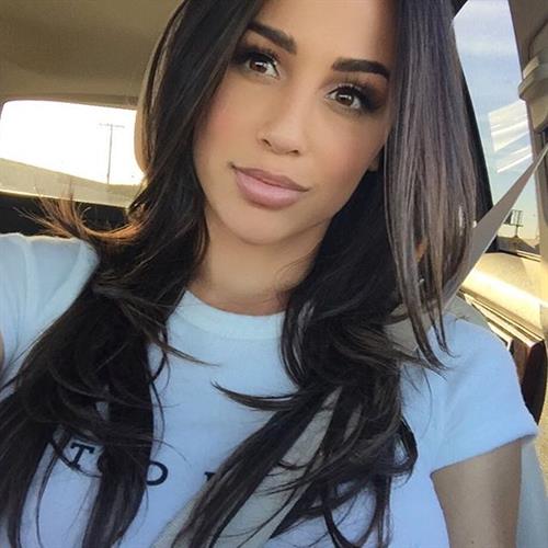 Ana Cheri taking a selfie