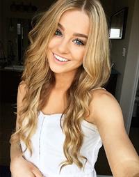 Kaila Loranne taking a selfie