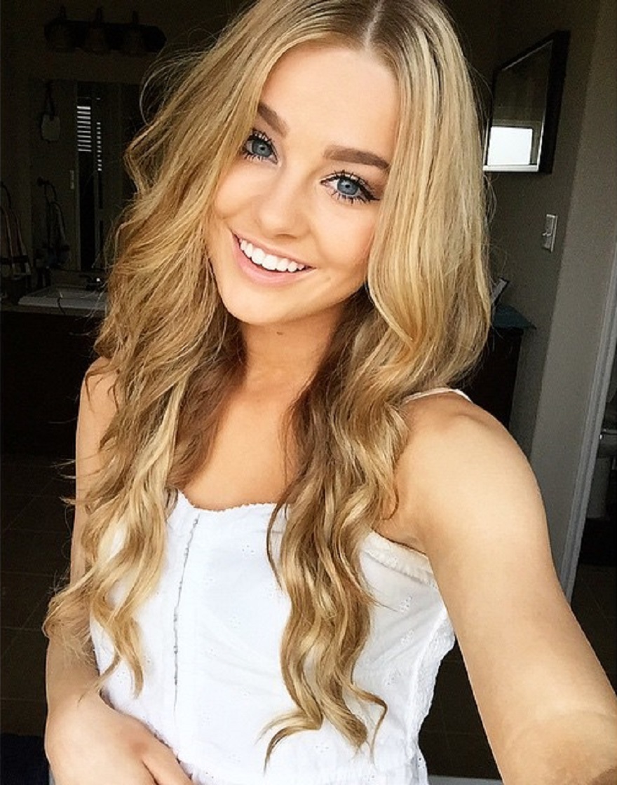 Kaila Loranne taking a selfie