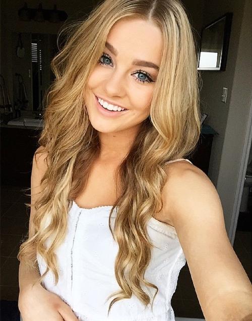 Kaila Loranne taking a selfie