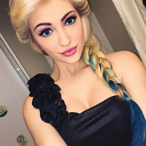 Anna Faith Carlson taking a selfie