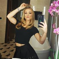 Nikki Leigh taking a selfie