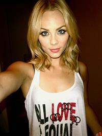 Laura Vandervoort taking a selfie