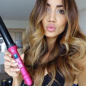 Pia Muehlenbeck taking a selfie