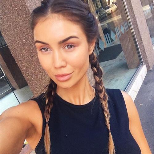Pia Muehlenbeck taking a selfie