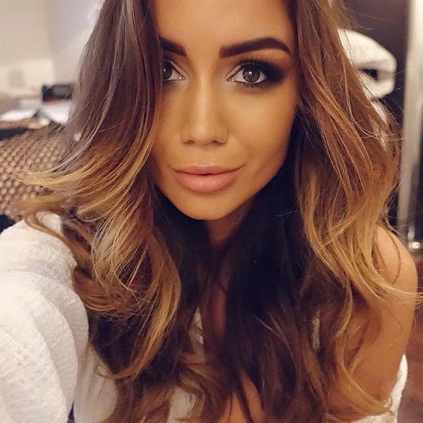 Pia Muehlenbeck taking a selfie