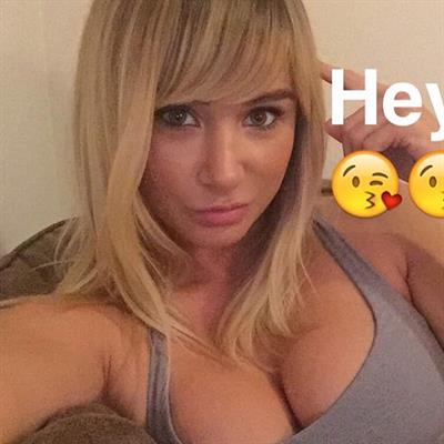 Sara Jean Underwood taking a selfie