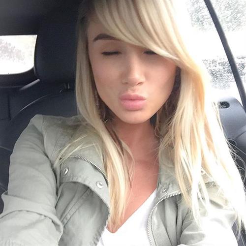Sara Jean Underwood taking a selfie
