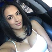 Franciele Medeiros taking a selfie