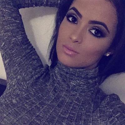 Franciele Medeiros taking a selfie