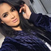 Franciele Medeiros taking a selfie