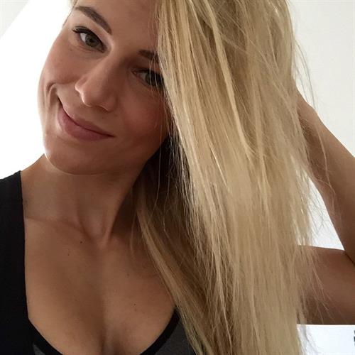 Adrienne Koleszár taking a selfie