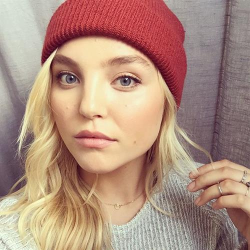 Rachel Hilbert taking a selfie