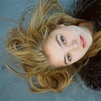 Rachel Hilbert taking a selfie