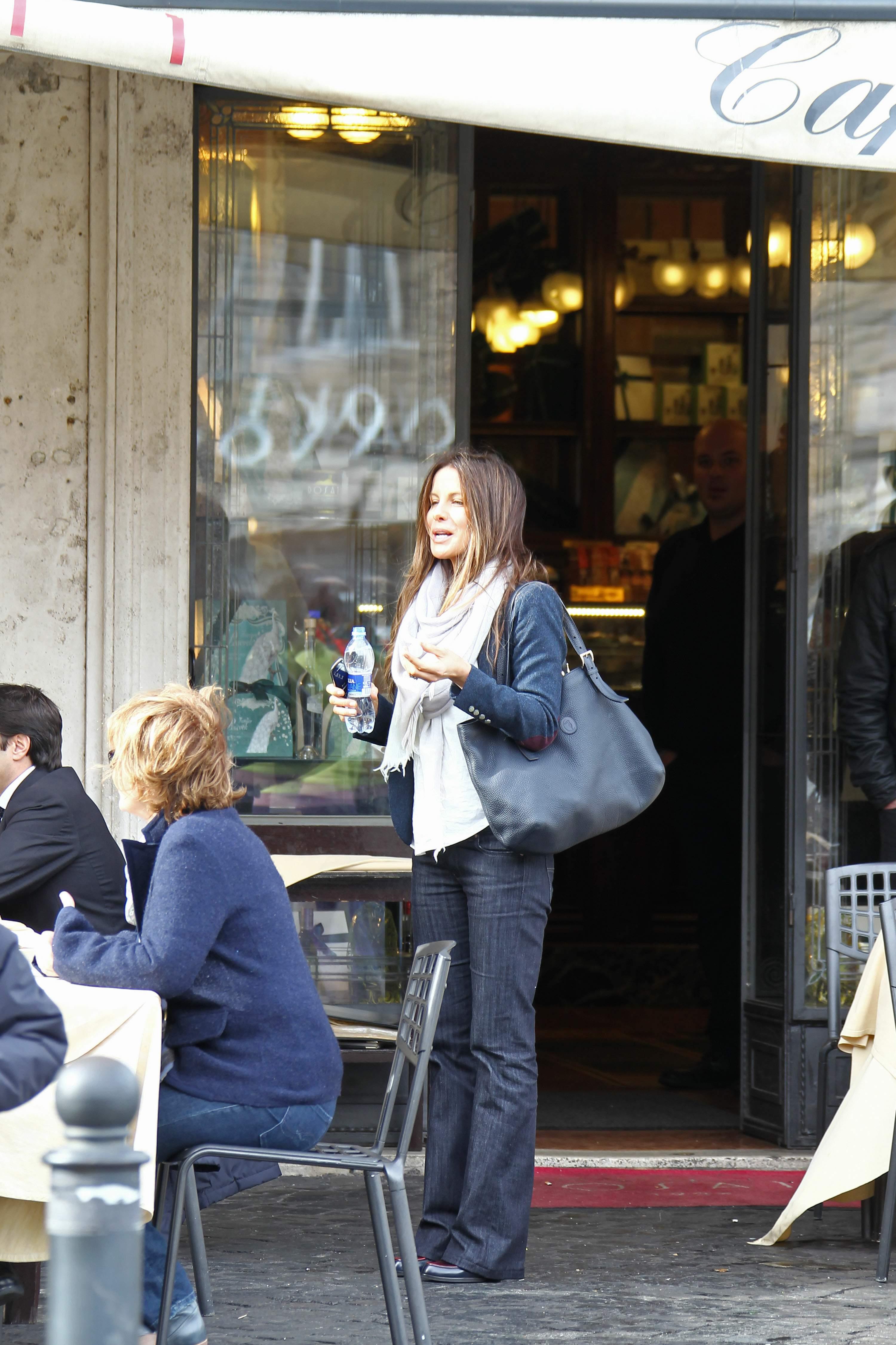 Kate Beckinsale On Set of The Face of an Angel in Rome November 11-2013 