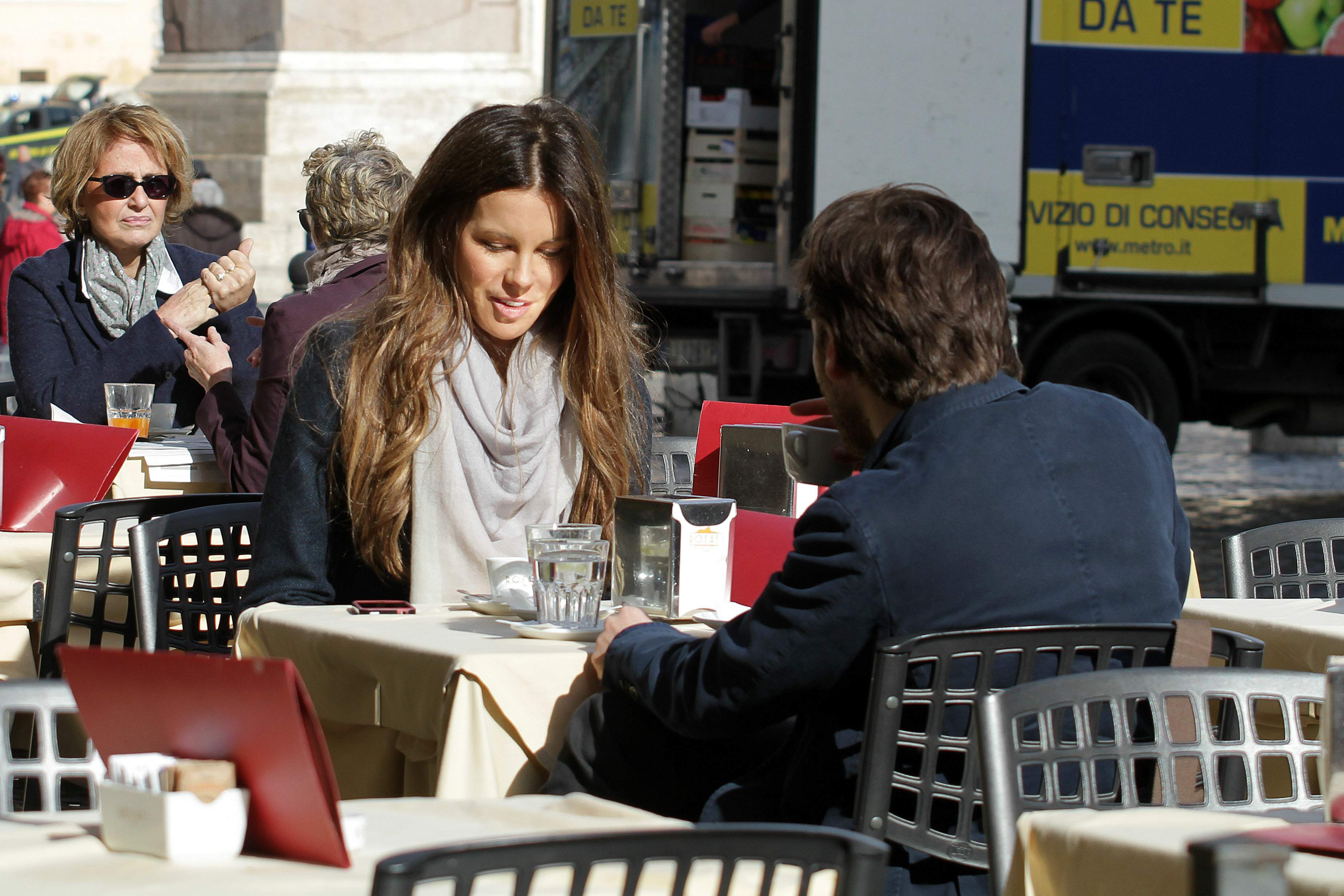Kate Beckinsale On Set of The Face of an Angel in Rome November 11-2013 