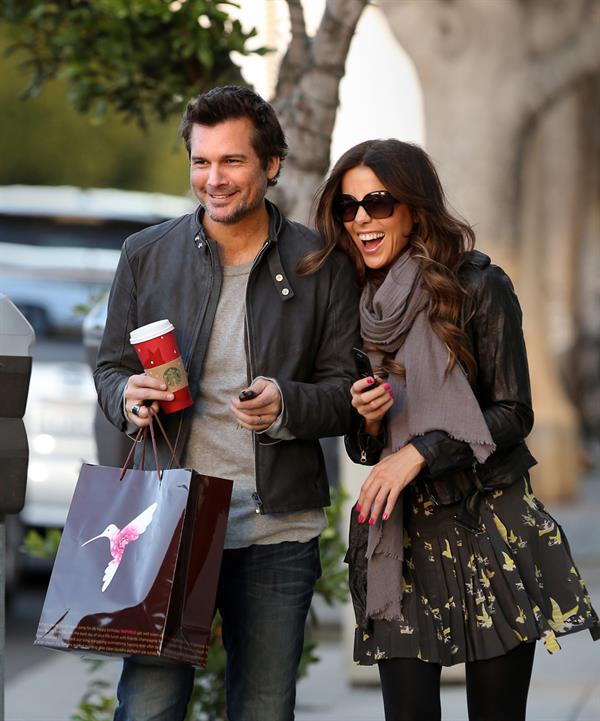 Kate Beckinsale and Len Wiseman share a moment after a manicure and holiday shopping. December 27th, 2012 