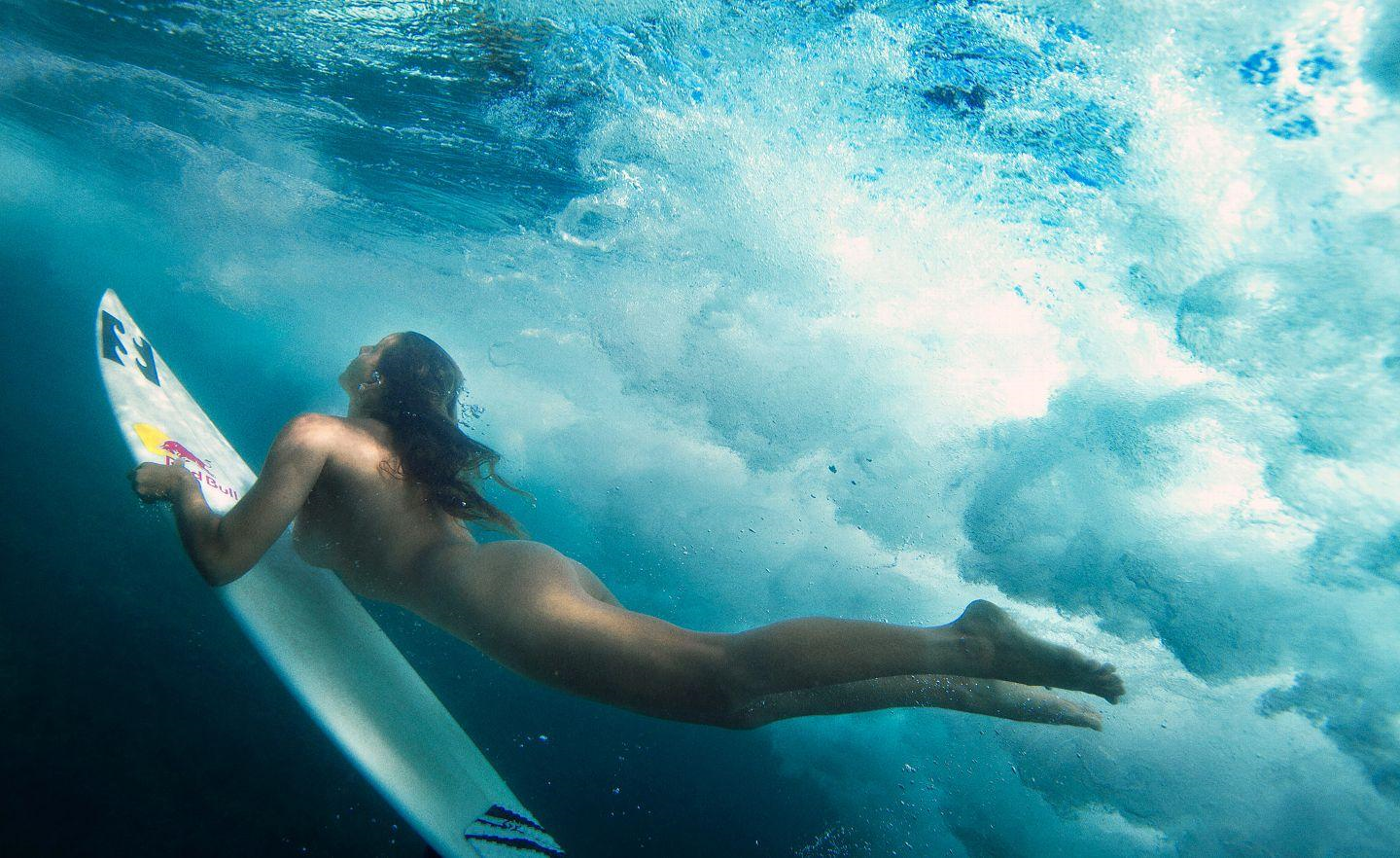 Nude Surfing. 
