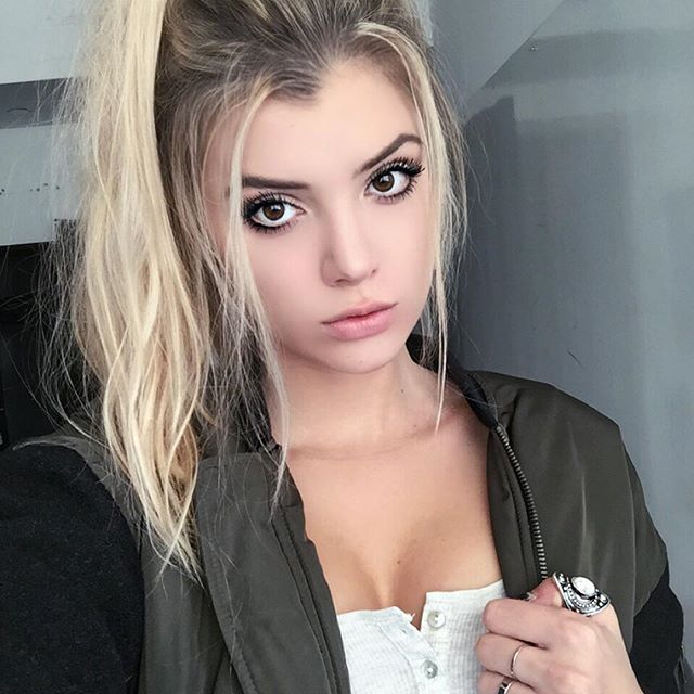 Alissa Violet taking a selfie