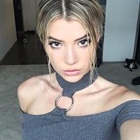 Alissa Violet taking a selfie