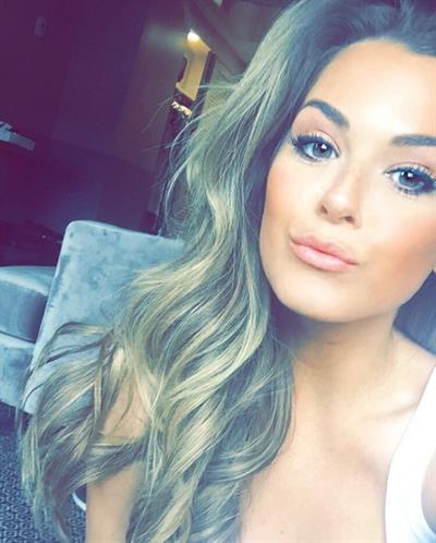 JoJo Fletcher taking a selfie