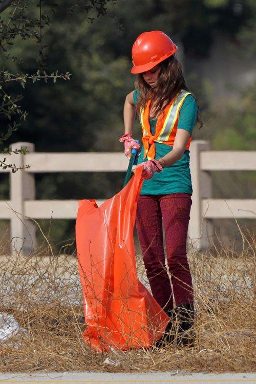 Sarah Hyland on the set of Modern Family in Los Angeles, October 9, 2012