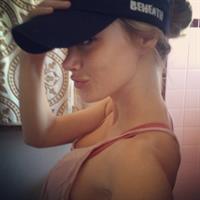 Sara Jean Underwood taking a selfie