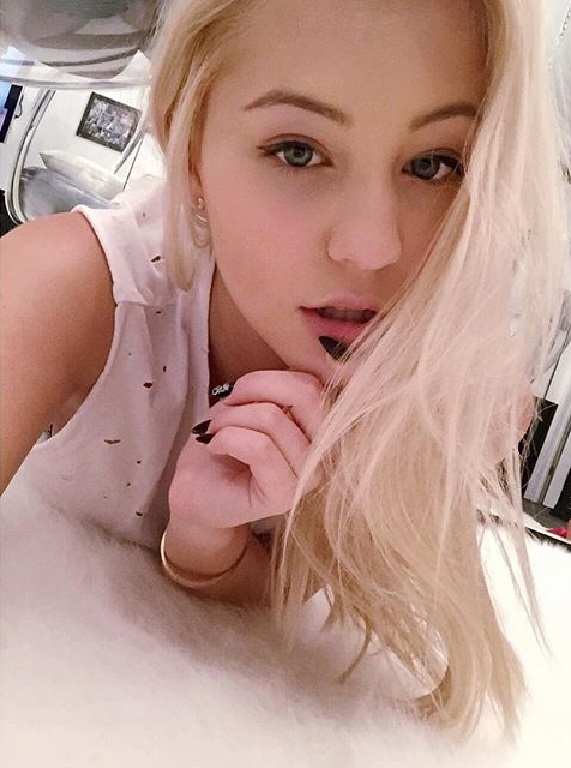 Ava Sambora taking a selfie