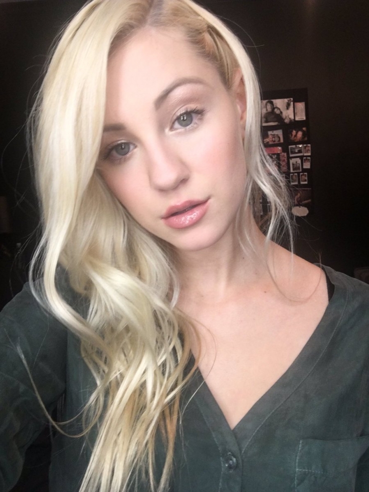 Ava Sambora taking a selfie