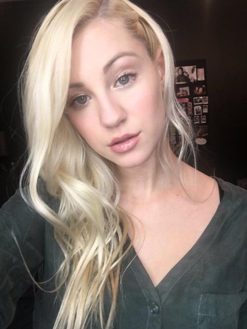 Ava Sambora taking a selfie