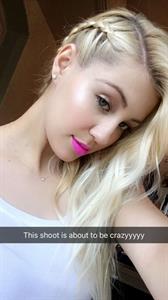Ava Sambora taking a selfie