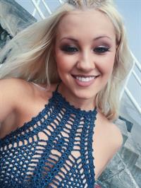 Ava Sambora taking a selfie