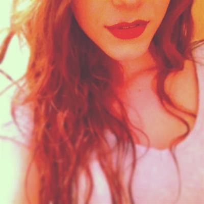 Courtney Tailor taking a selfie