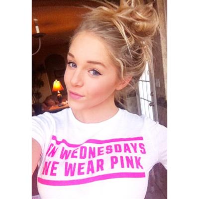 Courtney Tailor taking a selfie