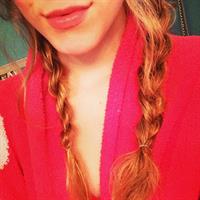 Courtney Tailor taking a selfie