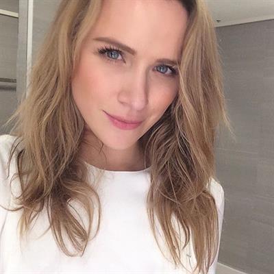 Shantel VanSanten taking a selfie