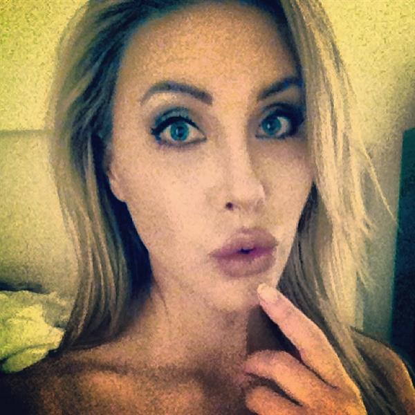 Chloe Rose Lattanzi taking a selfie