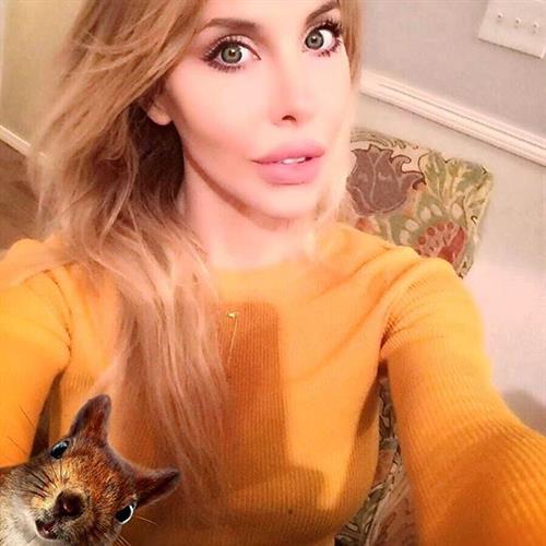 Chloe Rose Lattanzi taking a selfie