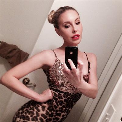 Chloe Rose Lattanzi taking a selfie