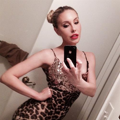 Chloe Rose Lattanzi taking a selfie