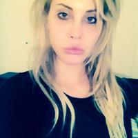 Chloe Rose Lattanzi taking a selfie