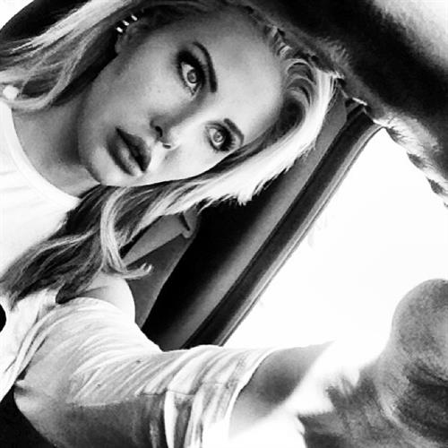 Chloe Rose Lattanzi taking a selfie