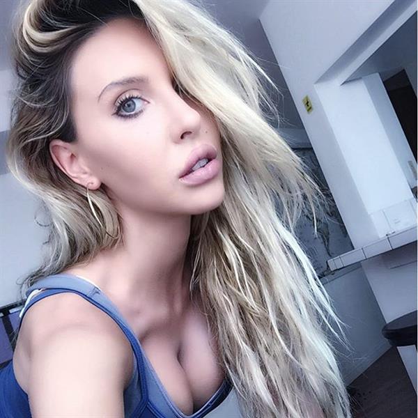 Chloe Rose Lattanzi taking a selfie