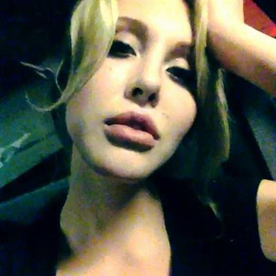 Chloe Rose Lattanzi taking a selfie