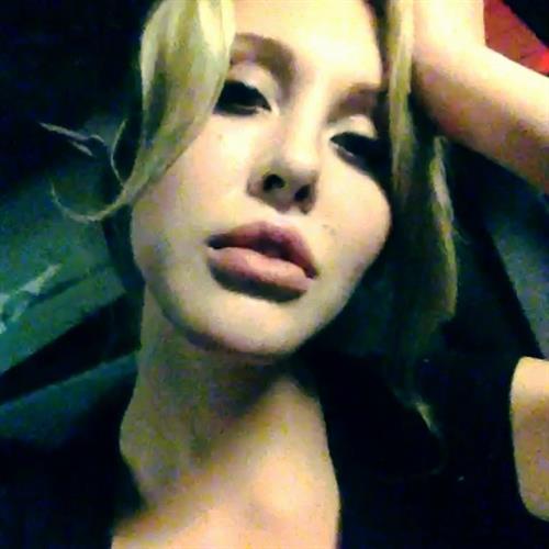 Chloe Rose Lattanzi taking a selfie