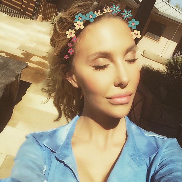 Chloe Rose Lattanzi taking a selfie